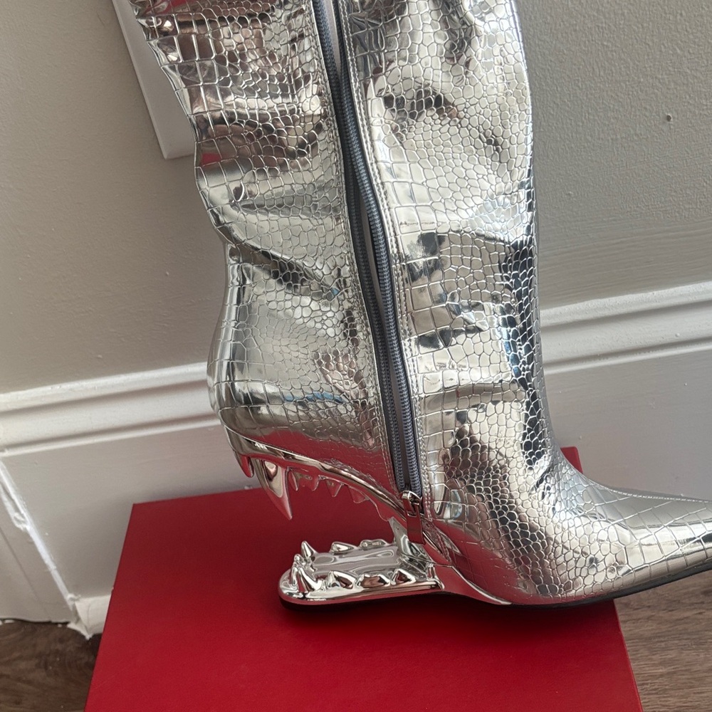 Silver Crocodile-Embossed Women's Boots - Picture 4 of 4